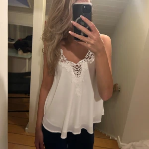 Vitt linne - Vitt linne med finns detaljer