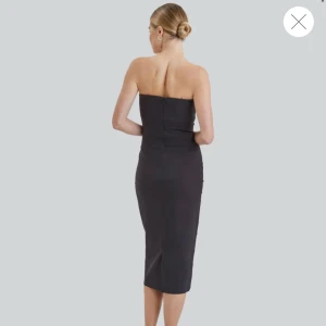 Bikbok klänning - Helt oanvänd med prislapp kvar. Finns på/avtagbara axelband till så man kan välja