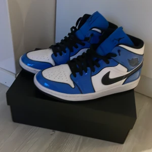 Jordan 1 signal blue  - Storlek: 42,5  Skick: 9,5/10 Använda ungefär 3 gånger Dom är köpta på soleplus och deras ny pris är 3299kr