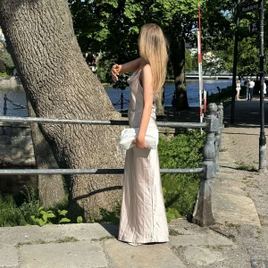 Satin klänning champagne  - Jag säljer min balklänning! Endast använd en dag, fint skick! 