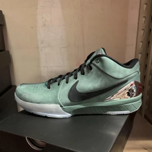 Kobe 4 girl dad - Size 44 Helt nya  DS