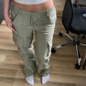 Gröna lowwaist cargobyxor. Skit snygga men använder aldrig längre🥰