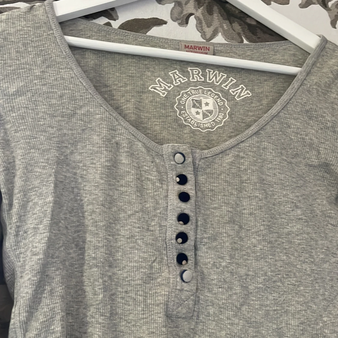 Grå tröja, med knappar  - 90