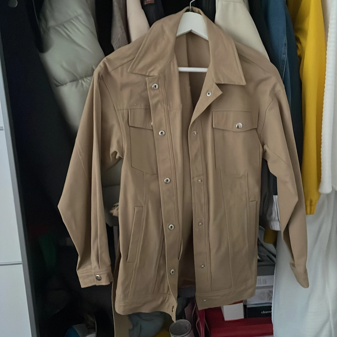 Nakd jacka med bälte 