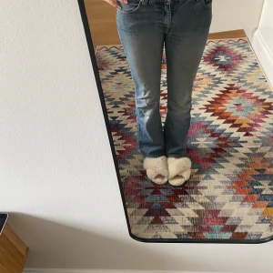 Blåa Jeans  - Säljer dessa mycket snygga jeans som tyvärr blivit små. Väll andvända men inget som syns på dem. Passar i längden för personer som är runt 160💕 midjemått rakt över 37cm. Innerbenssöm 76 cm