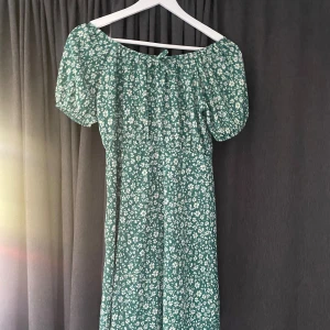 Grön blommig klänning - Grön klänning med vita blommor från zara i storlek 164💞