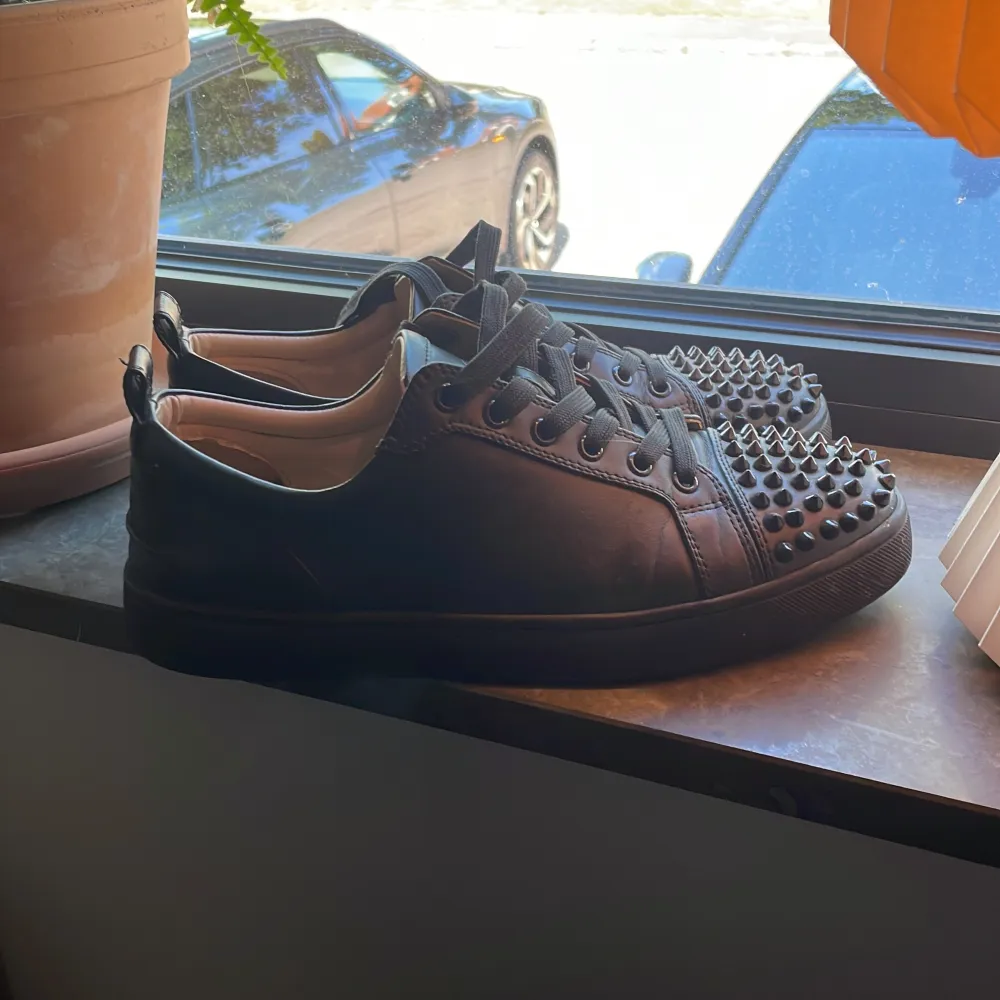 Skit snygga 1 of 1 Louboutin skor i läder med spikar. storlek 40 och är i andvända skick. 7/10 skick. Priset kan såklart diskuterats. Skor.