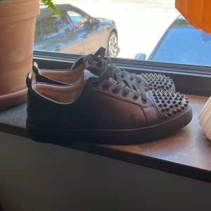 1 of 1 Louboutin skor - Skit snygga 1 of 1 Louboutin skor i läder med spikar. storlek 40 och är i andvända skick. 7/10 skick. Priset kan såklart diskuterats