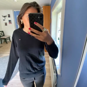 Tommy hilfiger tröja  - Svart V- ringad långärmad tröja från Tommy Hilfiger i storlek Xs men passar S💞💞  