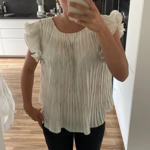 Blus - Säljer denna supersnygga vit blus med gulddetaljer från &other storys