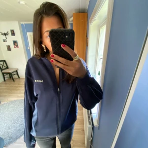 Vintage Nike tröja - Super fin vintage Nike träningströja i storlek S men skulle säga att den även passar M💞💞Den är äkta 
