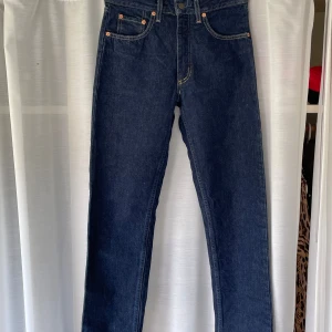 Mörkblå Levi’s Jeans - Otroligt fina raka Levi’s jeans köpta second hand. Inga defekter finns och ser ut att vara nya. Byxorna är väldigt små i storleken så rekommenderar för någon i storlek xs eller med mindre höfter. De är ej stretchiga.