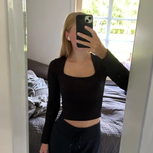 Topp med fyrkantig urringning  - PRIS KAN DISKUTERAS💓 Ribbad topp från gina tricot i storlek S. Använd 2-3 gånger, inga defekter. 