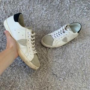Philippe Model sneakers  - Säljer nu dessa trendiga Philippe Model skor! | Grymt skick endast lite crease! | Storlek 46 passar omkring 45-46. | Ställ gärna frågor innan du köper!