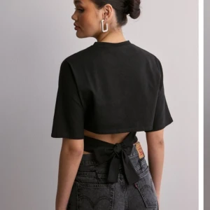SÖKER nelly topp - SÖKER denhär toppen ”Open back tie tee” från nelly helst i svart i storlek xs/s💞 skriv jättejätte gärna om du säljer