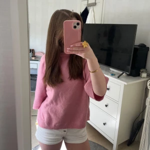 Kortärmad stickad tröja - Kortärmad stickad tröja som aldrig är använd. Jättesnygg men kommer aldrig till användning.  Storlek: S