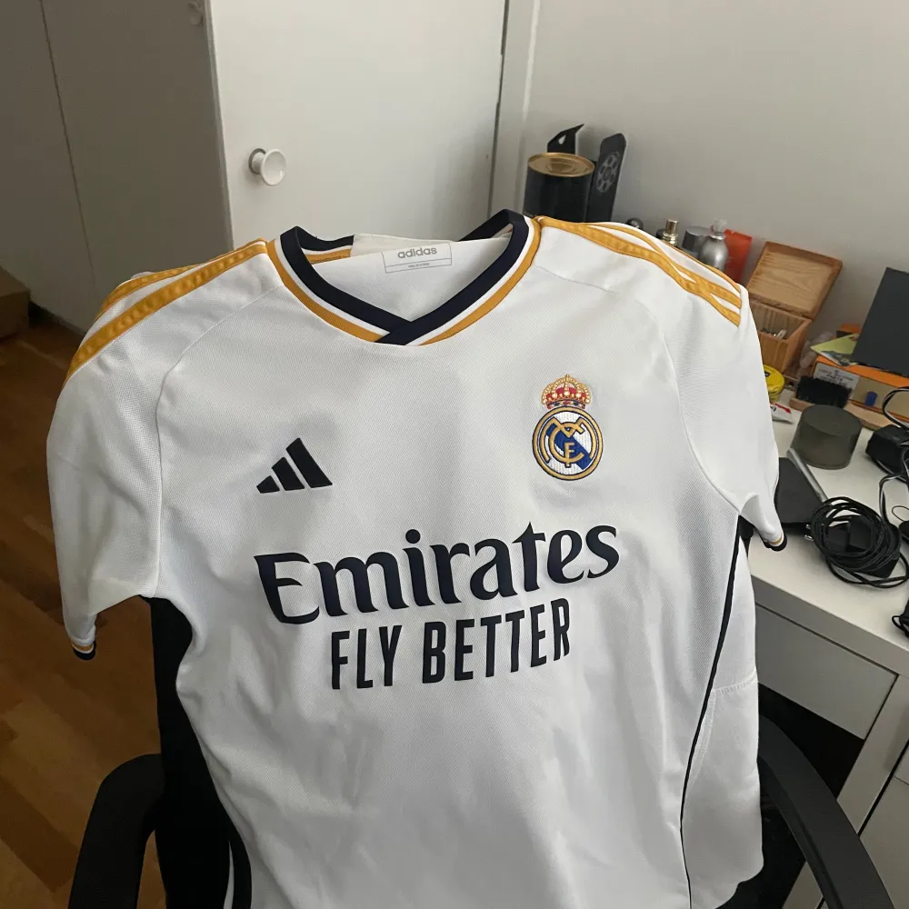 Super bra skick  Hala Madrid förra årets tröja köpt i Unisport t-centralen för 1000kr  Ligger på samma pris ungefär herr tröja. T-shirts.