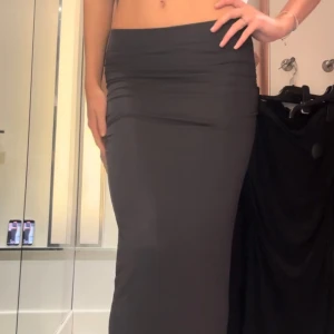 Mörkgrå långkjol - Säljer denna så populära långkjol från Gina tricot. Använd Max 3 ggr. Storlek S