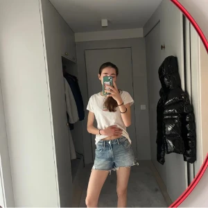 Snygga jeansshorts från zara men coola fickor - Snygga jeansshorts från zara i storlek 34  Alldrig använda med coola fickor på baksidan Pris kan diskuteras 💕💕 aldrig använda 