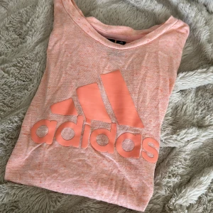 Träning t-shirt från adidas  - Jätte fint skick 💗