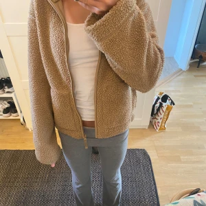 Teddyjacka - Jättefin Teddyjacka från hm💕 använd 2 gånger💕pris kan diskuteras 