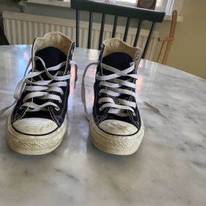 Snygga converse till billigt pris!🩷 - Converse all star skor, ganska använda men fortfarande i fint skick. Lite smutsiga men går såklart bort om man tvättar🩷Tryck gärna på KÖP NU , kom privat vid frågor. Pris kan diskuteras💕