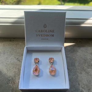 Mini drop earrings - Säljer dessa helt nya örhängen från Caroline Svedbom. Fick i present men säljes för jag bara använder guld smycken. Nypris: 895kr