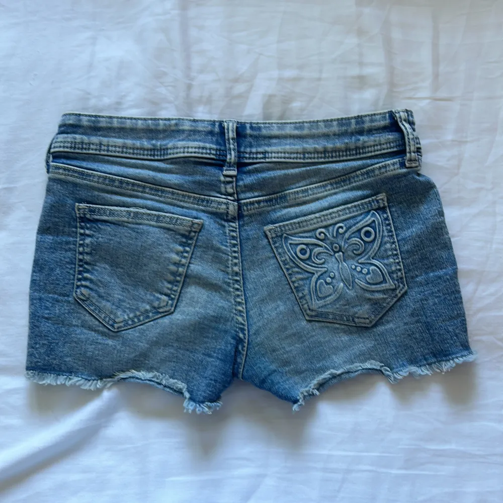 Jag säljer mina hm shorts med en fjäril detalj på ena fickan💗 i storlek 146 men känns större. Skriv privat om mer information💗🥂✨står nt för frakt💗. Shorts.