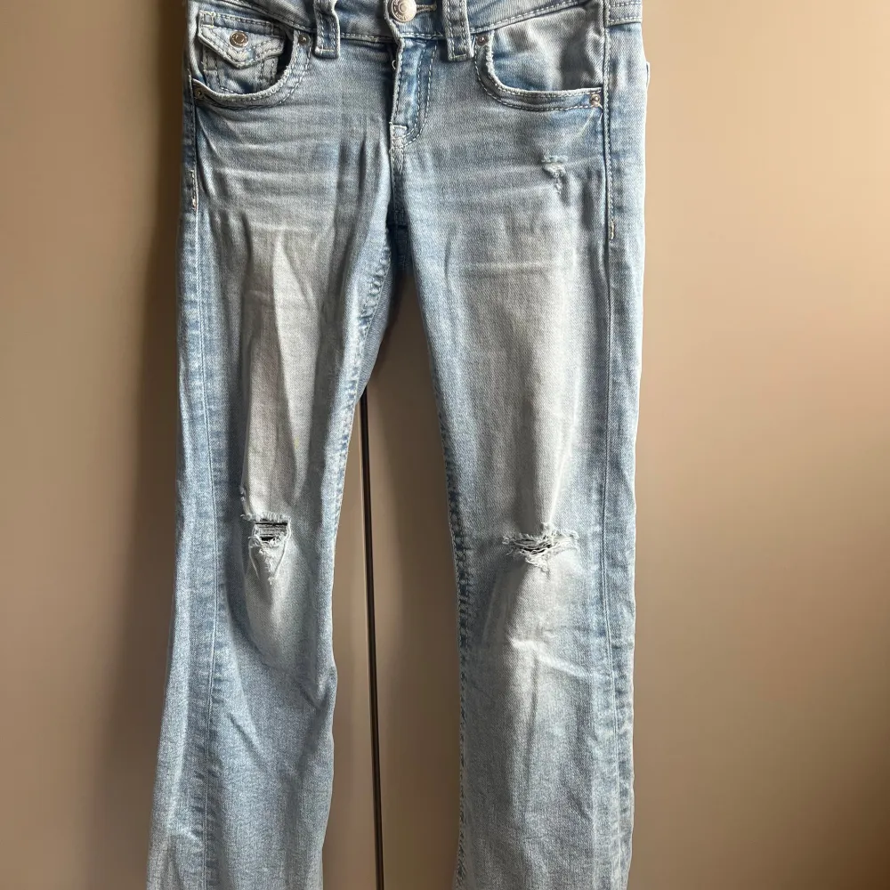 Storlek 146  Från Gina Tricot  Ljusblå  Low waist jeans . Jeans & Byxor.