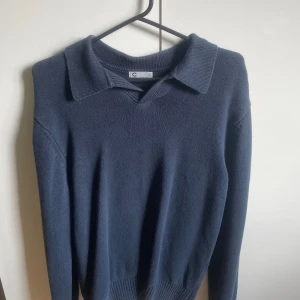 Tröja med Krage - Köptes nypris på Cubus för 599kr blivit använd ett par gånger väldigt stilren tröja med fin krage. Jag säljer den då den inte kommer till någon användning🌟