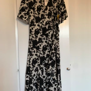 Pernilla Wahlgren klänning  - Ny, aldrig använd. 