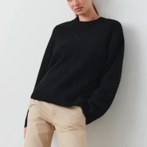 Stickad tröja  - Jätte fin stickad tröja från Gina säljer då den är för stor. Kan gärna byta mot en S också💕