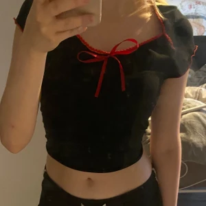 fin topp emo coquette - !!obs har knutit den bak eftersom den är för stor för mig. köpt på shein och knappt använd