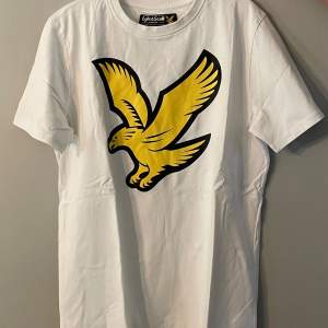 Vit Lyle & Scott T-shirt med stort tryck. Storlek 12-13 år, passar xs. Väldigt bra skick 🩷