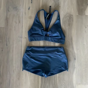 Pink (victoria Secret) sport tränings set - 75B upptill men kan användas upp till 75D, underdelen är medium  