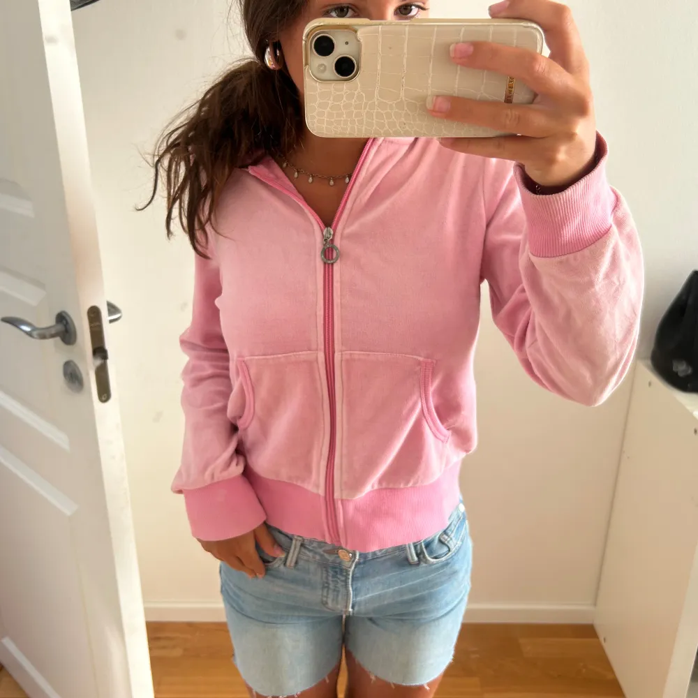 Jättesöt Rosa zip hoodie, skönt material, ganska kort. Storlek XS-S. Hoodies.