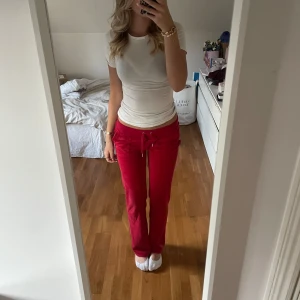 Juicy bycir - Röda juicy byxor i storlek S. Knappt använda, därmed inga skador osv. Jag är 175cm om de hjälper med något. 