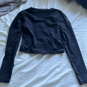 Tränings tröja - Säljer denna tränings magtröja då den inte riktigt va min smak❣️Den har ett X på ena armen och är lite tunnare på ryggen som man ser på en bild❣️