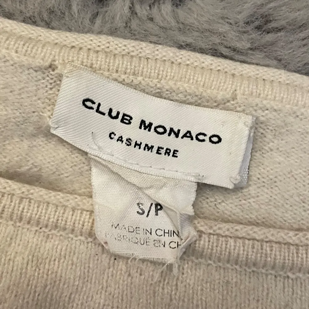 Säljer denna super mysiga tröja från Club Monaco då den inte kommer till användning. Den har en liten slits längst ner och är mer är det gräddvita hållet. Inga som helst defekter. Bara att skriva för fler bilder eller frågor 💕. Tröjor & Koftor.