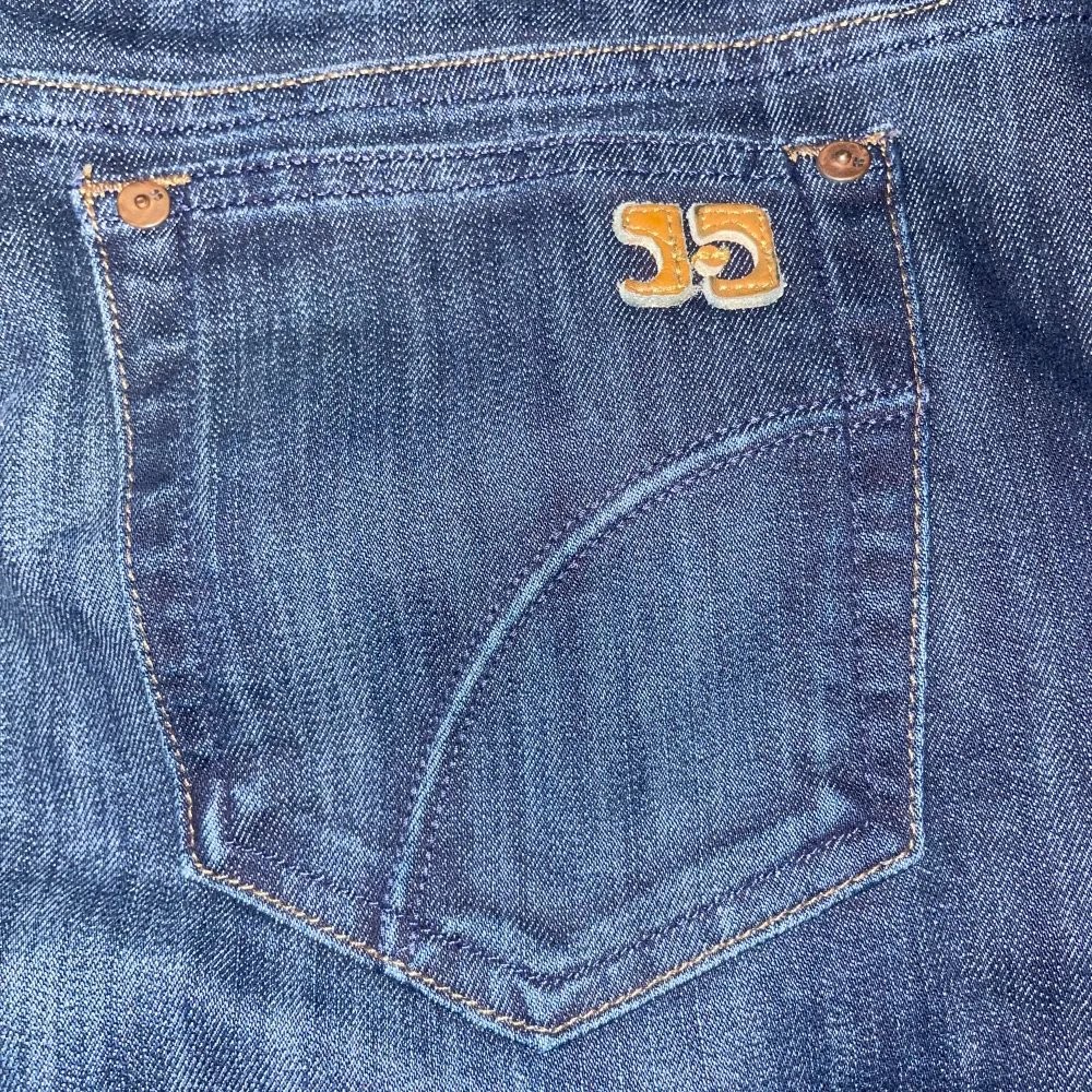 Vintage mörk blå jeans som är low/mid waisted med en snygg wash och ganska snygga fickor från Joe’s i strl W30, skulle säga att de passar mest som M, midja 38,5cm, längd 102cm, innerbenslängd 80cm. Jeans & Byxor.