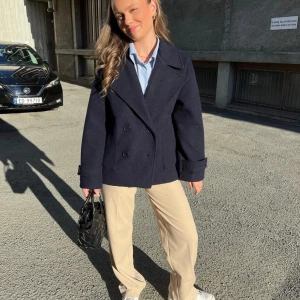 Design by si kort kappa - Design by si kappa i färgen dark navy🥰 köpt för 757kr❣️ skriv för fler bilder!! 