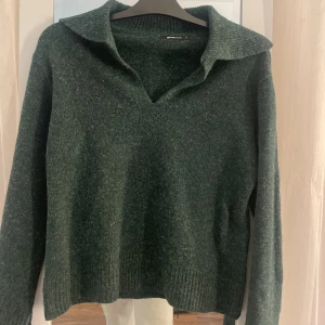 Mörkgrön stickad tröja💚 - Stickad tröja som inte kommer till användning. Bara använd ett fåtal gånger. Stl XS men upplevs mer som en S