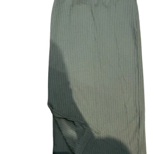 Kjol - Kjol med slits på ena sidan , köpt på Vero Moda, stretch. Ej sanvänd 