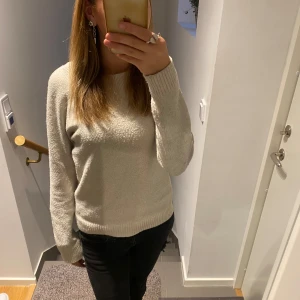 Stickad tröja - Populär stickad tröja från Vero moda, ganska använd (nopprig) men i fint skick annars. Pris kan diskuteras vi snabb affär💞