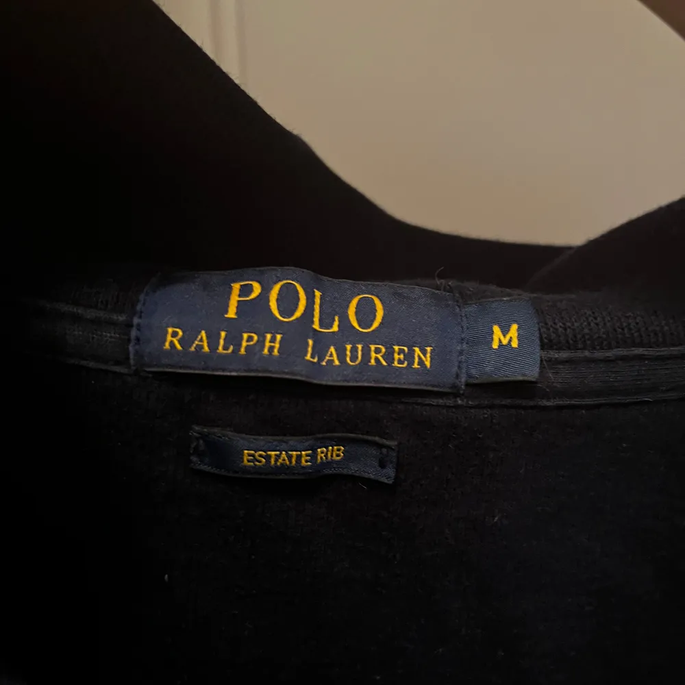 Säljer en klassisk ralph lauren half zip tröja. Storlek: M Pris kan diskuteras . Tröjor & Koftor.