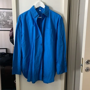 Blå oversized skjorta - Blå skjorta i storlek L från Shein