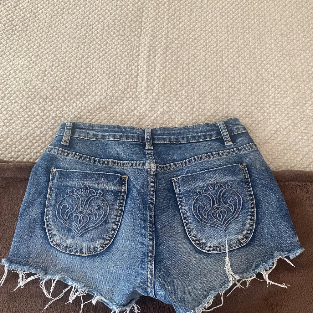 Shorts med snygga bakfickor som passar perfekt till stranden och sommaren. Använd ca 3 ggr, skriv för mer bilder 💞. Shorts.