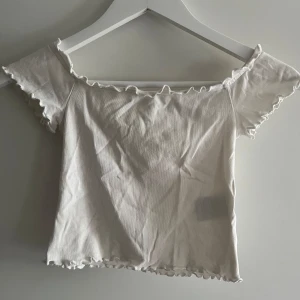 söt topp - köpt för länge sedan och använt en del men i fint skick. Off-shoulder och ganska kort💗