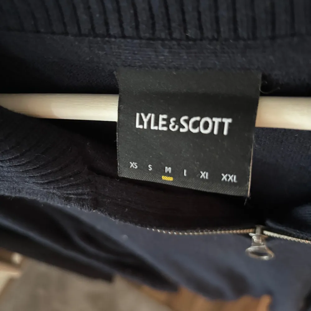 En halv zip tröja från lyle scott i storlek medium.  Använt max 2-3 gånger . Tröjor & Koftor.