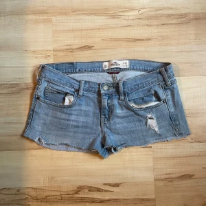 Hollister shorts - Säljer dessa fina shorts (jag har klippt dem själv så kanske är lite ojämnt) skulle säga passar S/M men storleken är annars W27